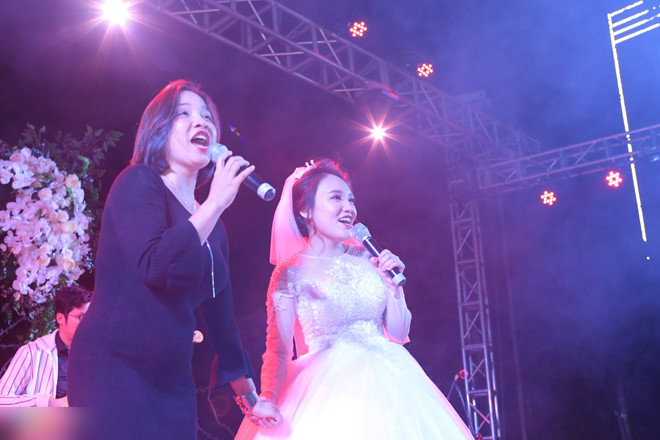 Nhật Thủy nồng nàn hát tặng chồng hơn 14 tuổi trong ngày cưới